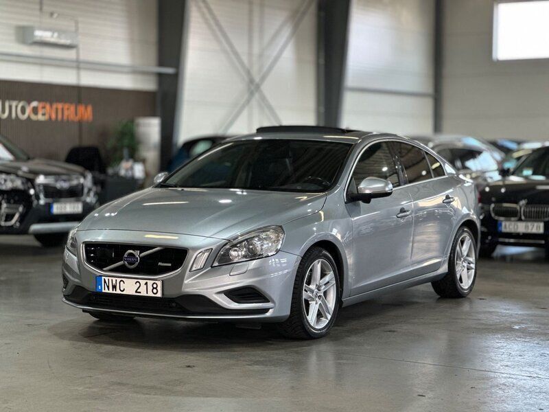 Ljusblå (blå) Begagnad 2013 Volvo S60 R-Design Momentum Sedan | 149 900 kr (Marknadspris) - Bild 1/4