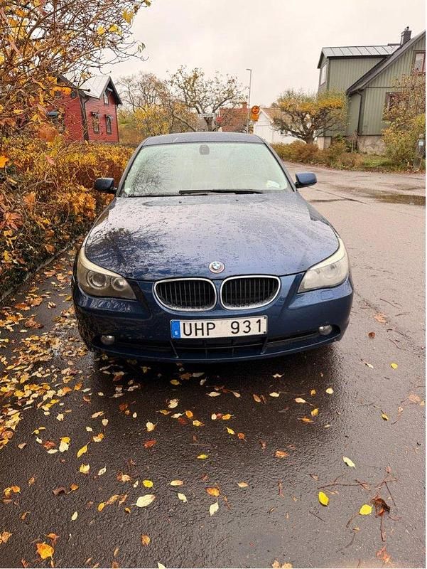 Blå Begagnad 2004 BMW 520 Sedan | 45 000 kr (Lite dyr) - Bild 1/4