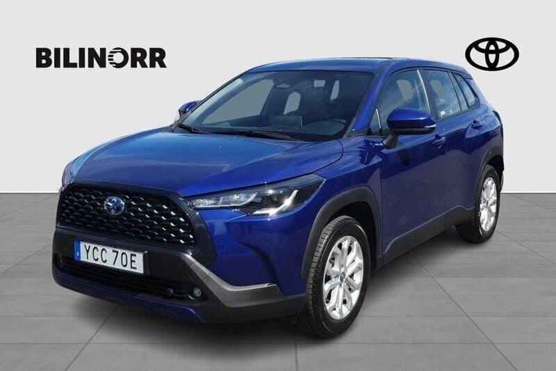 Mörkblå (blå) Begagnad 2023 Toyota Corolla Cross Active SUV | 369 900 kr (Marknadspris) - Bild 1/4