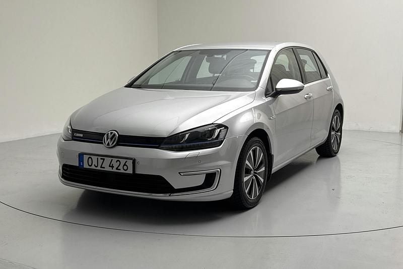 Silver Begagnad 2017 VW e-Golf Halvkombi | 120 000 kr - Bild 1/4