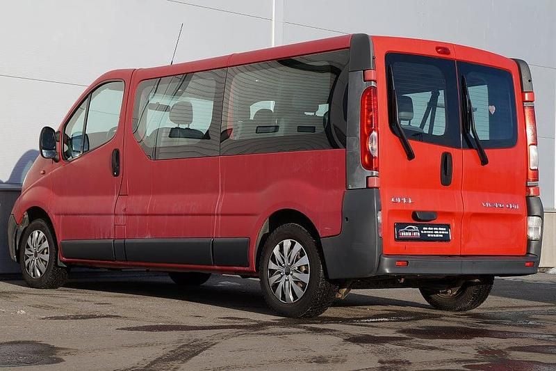 Begagnad Opel Vivaro 114 HK (83 kW) 2009 Röd Minibuss
