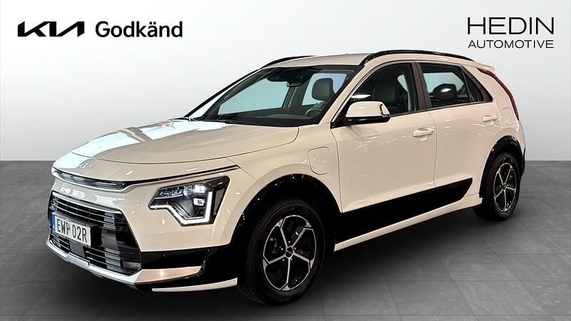 Vit (white) Begagnad 2024 Kia Niro SUV | 349 900 kr (Lite dyr) - Bild 1/4
