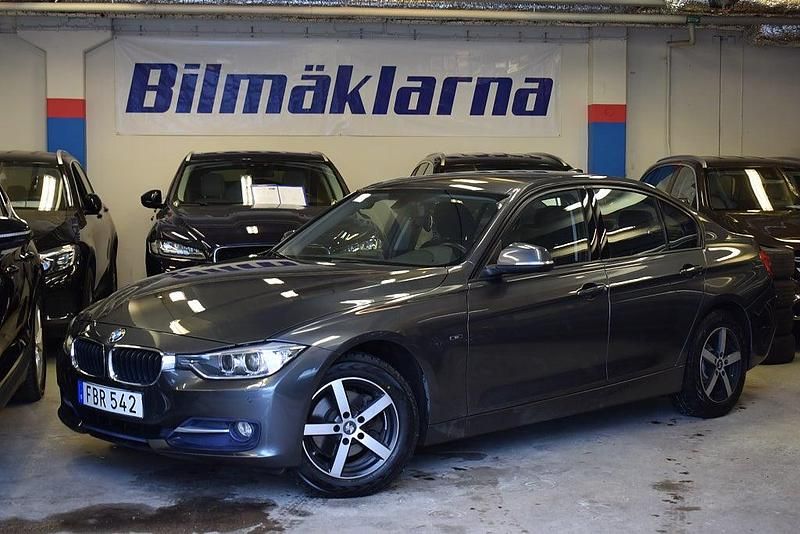 Grå Begagnad 2015 BMW 318 Sport Line Sedan | 139 000 kr (Marknadspris) - Bild 1/4
