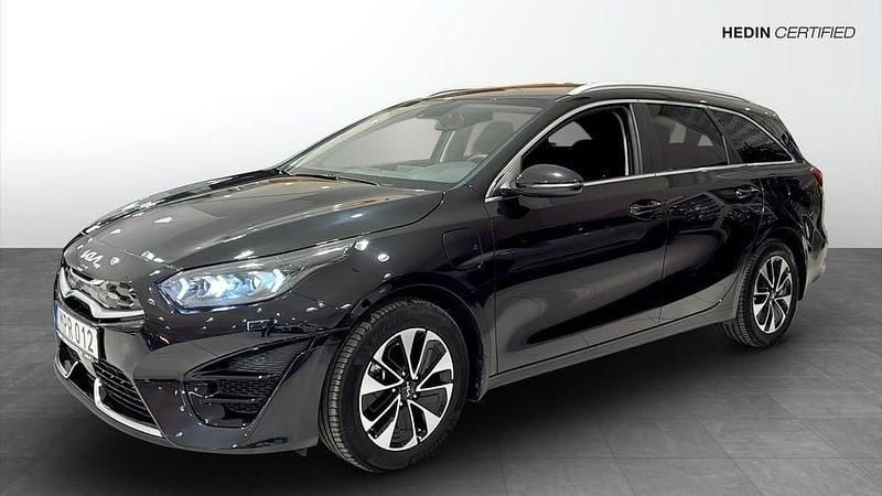 Svart Begagnad 2024 Kia Ceed Halvkombi | 319 900 kr (Marknadspris) - Bild 1/4