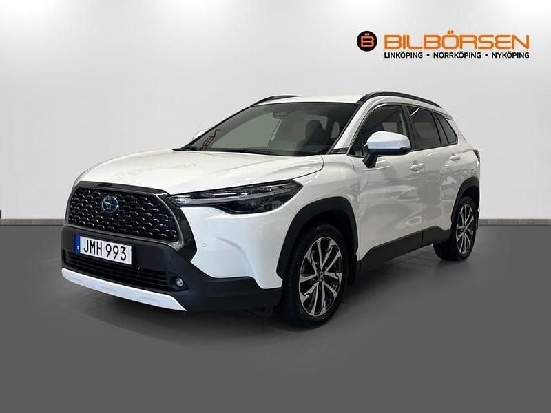 Vit Begagnad 2022 Toyota Corolla Cross Plus SUV | 339 900 kr (Bra pris) - Bild 1/4