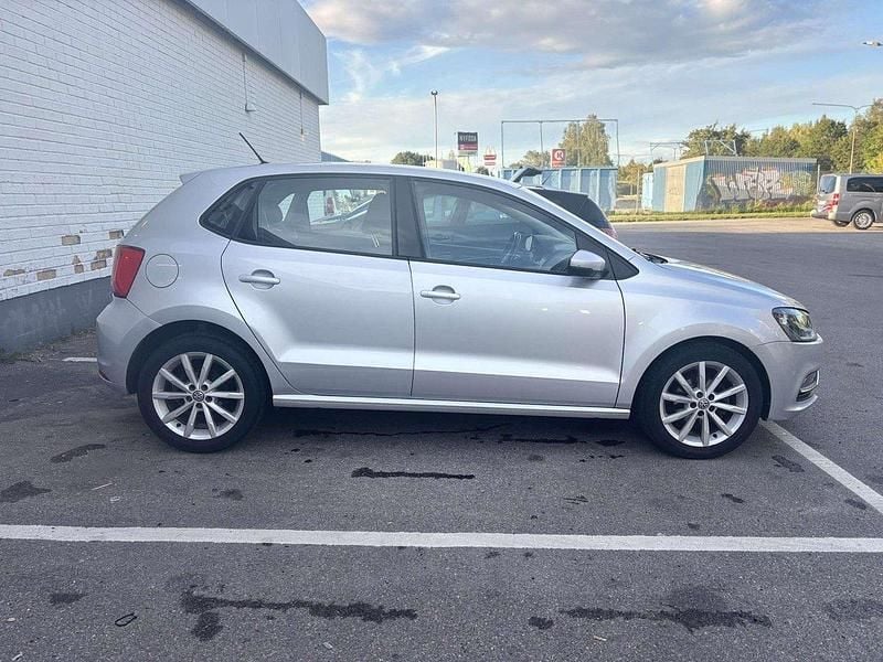 Silver Begagnad 2017 VW Polo Halvkombi | 119 000 kr (Marknadspris) - Bild 1/4