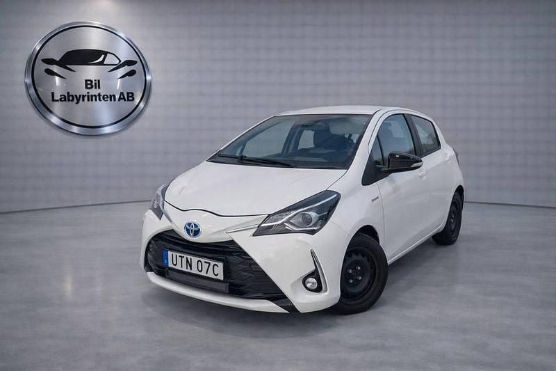 Vit Begagnad 2019 Toyota Yaris Hybrid Active Halvkombi | 99 900 kr (Superpris) - Bild 1/4