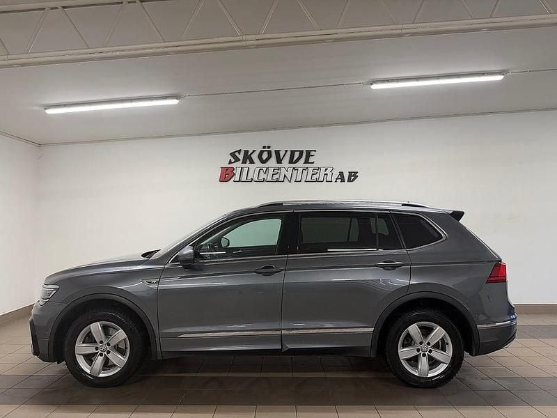 Grå Begagnad 2018 VW Tiguan Allspace R-line SUV | 237 500 kr (Lite dyr) - Bild 1/4
