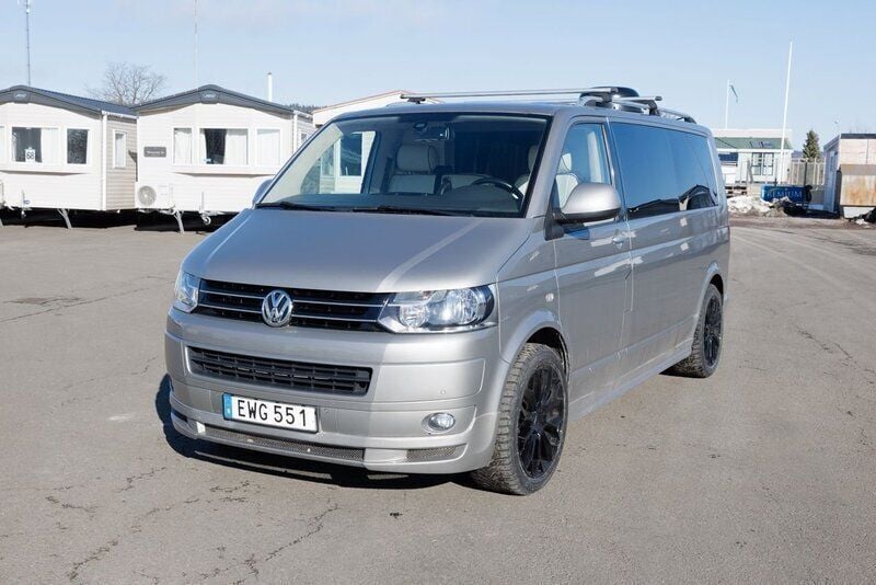 Grå Begagnad 2014 VW Caravelle Exclusive Minibuss | 625 000 kr - Bild 1/4
