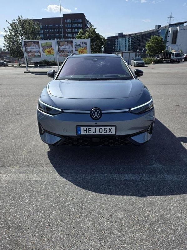 Blå Begagnad 2025 VW ID.7 GTX Sedan | 285 000 kr - Bild 1/4