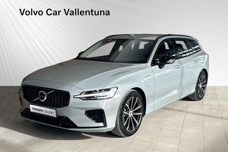 Grå Begagnad 2024 Volvo V60 Plus Kombi | 494 000 kr (Marknadspris) - Bild 1/3
