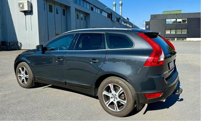 Grå Begagnad 2011 Volvo XC60 Summum SUV | 85 000 kr (Lite dyr) - Bild 1/3