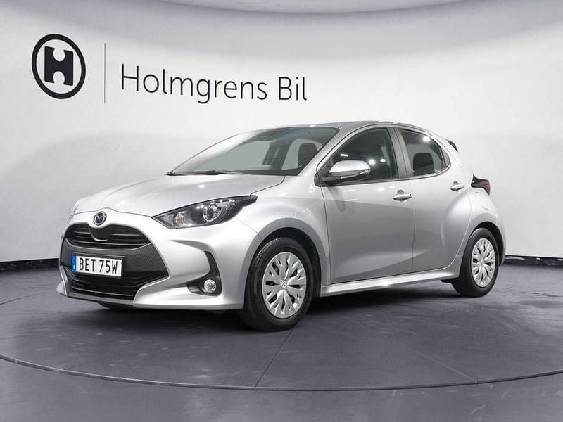 Grå Begagnad 2023 Mazda 2 Halvkombi | 178 900 kr (Superpris) - Bild 1/4