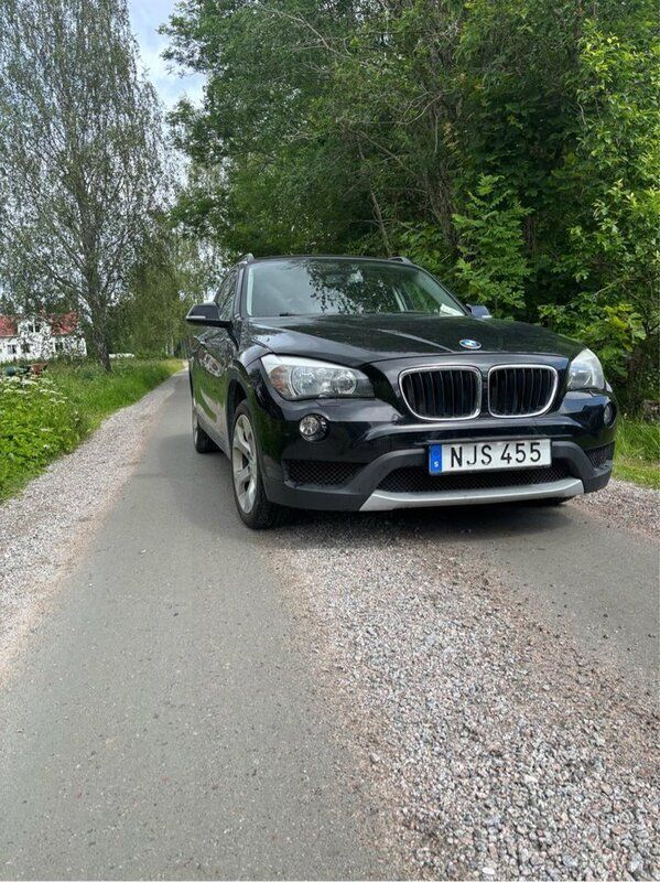 Svart Begagnad 2013 BMW X1 SUV | 76 000 kr (Marknadspris) - Bild 1/4