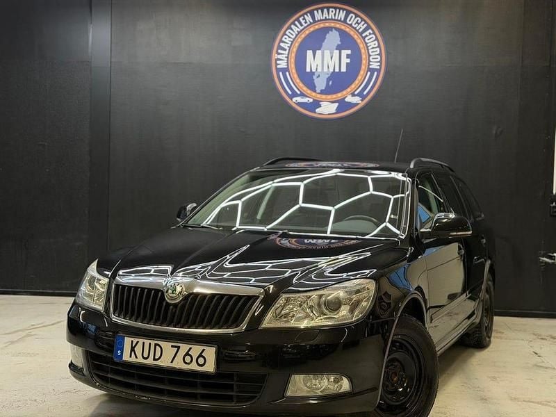 Svart Begagnad 2011 Skoda Octavia Elegance Kombi | 54 800 kr (Marknadspris) - Bild 1/4