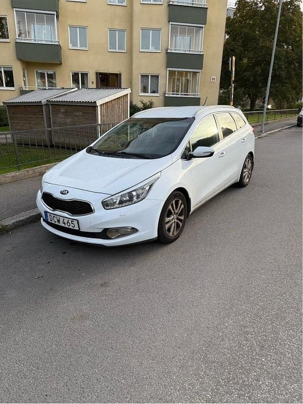 Vit Begagnad 2013 Kia Ceed Sportswagon Comfort Kombi | 60 000 kr (Marknadspris) - Bild 1/4