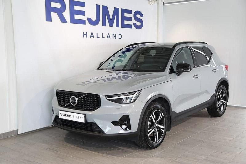 Grå Begagnad 2023 Volvo XC40 Plus SUV | 379 500 kr (Marknadspris) - Bild 1/4