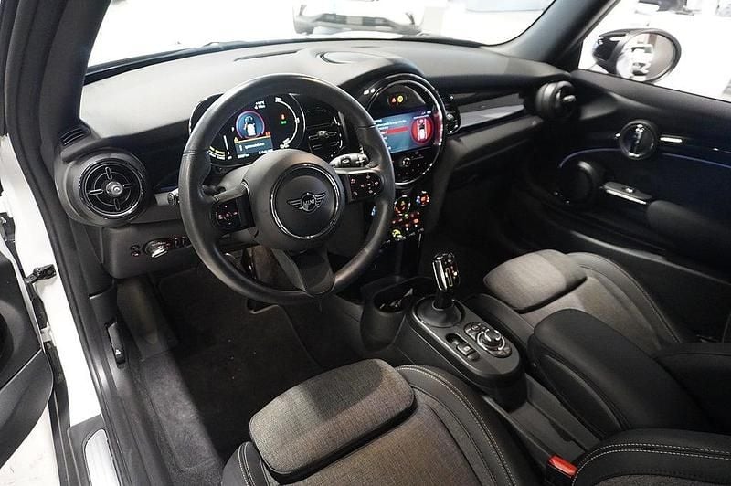 Begagnad Mini Cooper Essential 130 kW (177 HK) 2022 Nanuq white Halvkombi