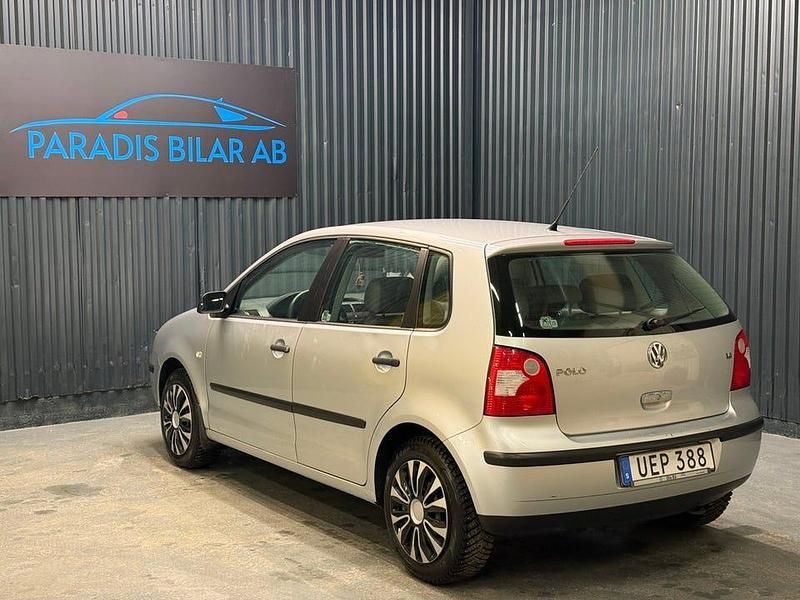 Begagnad VW Polo Basis 75 HK (55 kW) 2003 Silver Halvkombi
