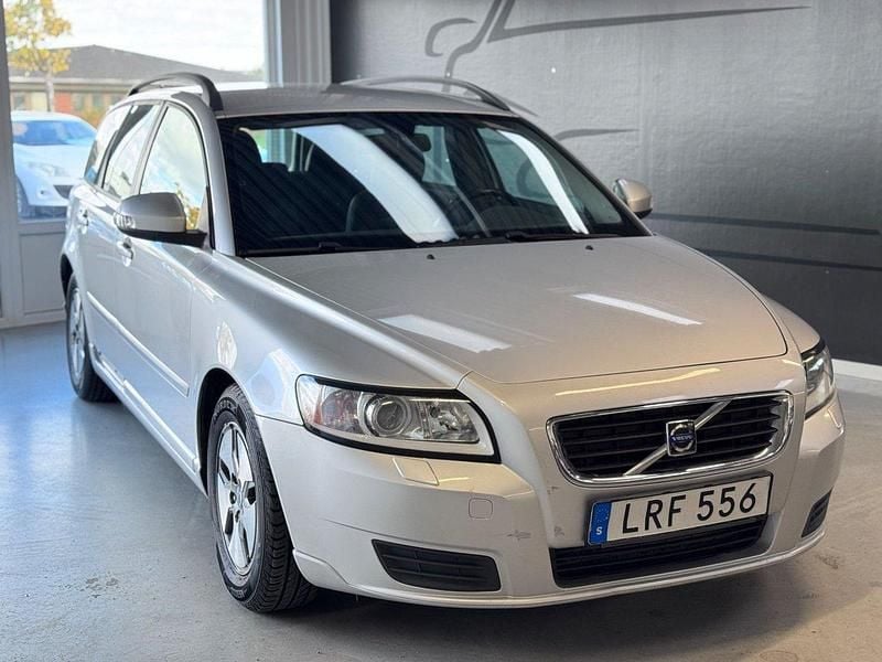 Ljusgrå (grå) Begagnad 2011 Volvo V50 Kinetic Kombi | 39 900 kr (Marknadspris) - Bild 1/3