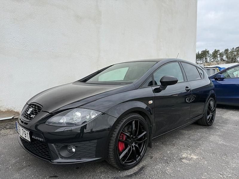 Svart Begagnad 2012 Cupra Leon Halvkombi | 99 700 kr (Superpris) - Bild 1/4