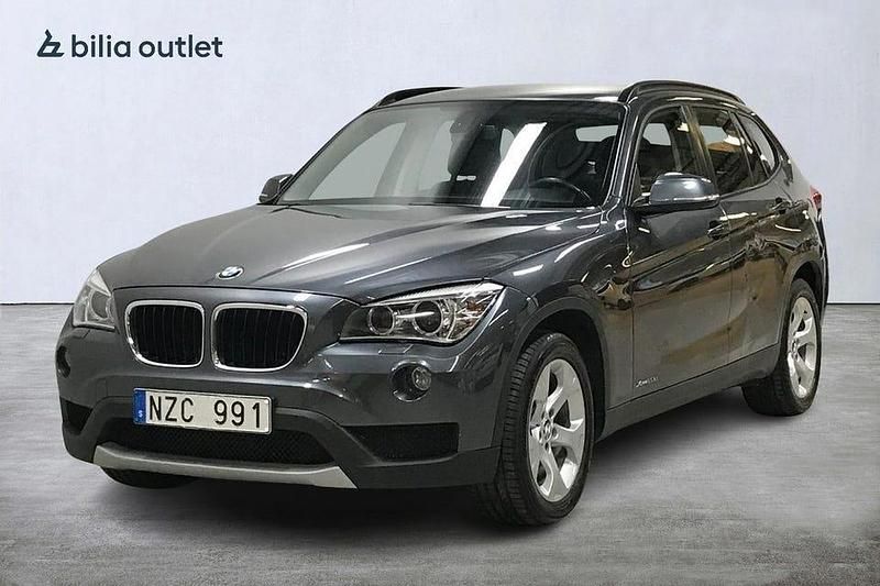 Grå Begagnad 2013 BMW X1 SUV | 139 900 kr (Marknadspris) - Bild 1/4