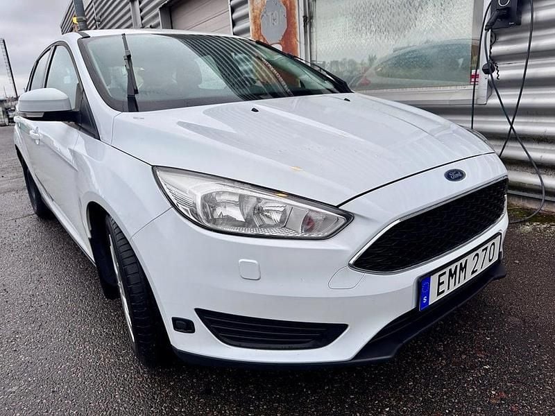 Vit Begagnad 2016 Ford Focus Trend Halvkombi | 84 900 kr (Marknadspris) - Bild 1/4