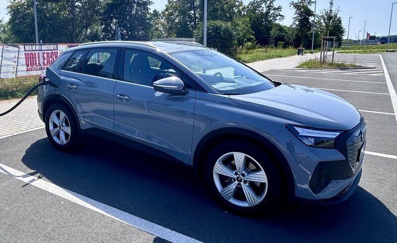 Grå Begagnad 2022 Audi Q4 e-tron Comfort SUV | 320 000 kr (Superpris) - Bild 1/4