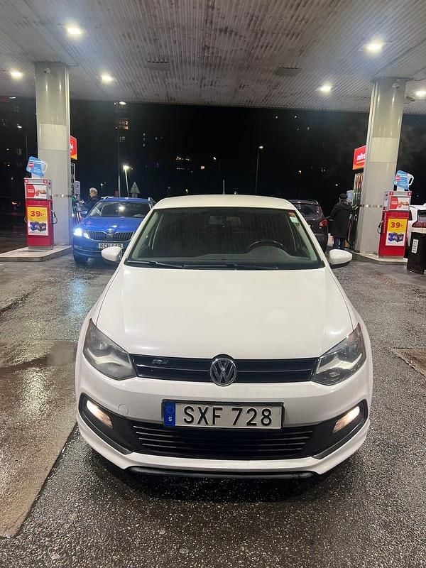 Vit Begagnad 2014 VW Polo R-line Halvkombi | 59 000 kr (Bra pris) - Bild 1/4