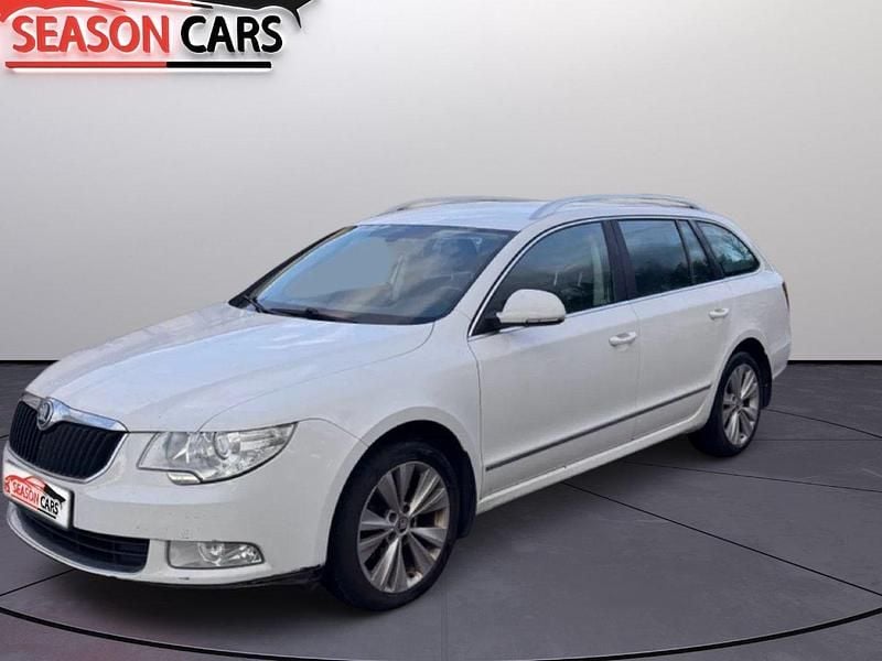Vit Begagnad 2012 Skoda Superb Ambition Kombi | 79 900 kr (Marknadspris) - Bild 1/4