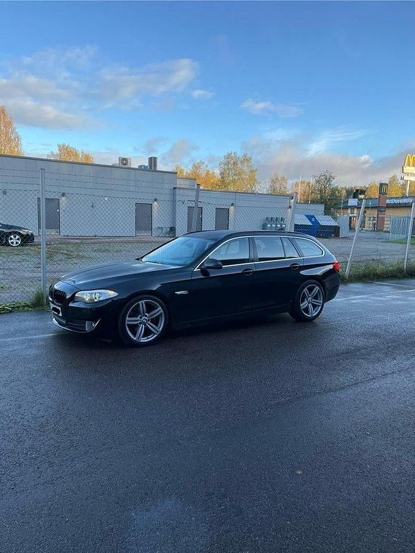 Svart Begagnad 2011 BMW 520 Kombi | 69 900 kr (Marknadspris) - Bild 1/4