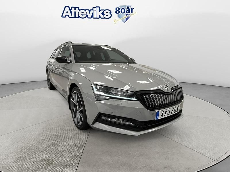 Grå Begagnad 2020 Skoda Superb SportLine Kombi | 289 900 kr (Lite dyr) - Bild 1/4