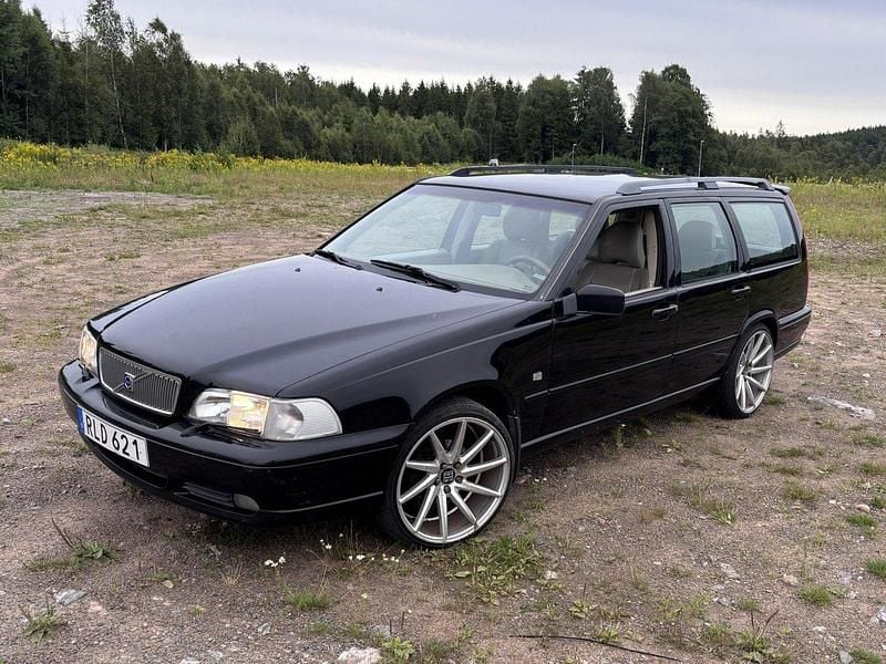 Svart Begagnad 2000 Volvo V70 Standard Kombi | 14 000 kr (Marknadspris) - Bild 1/4