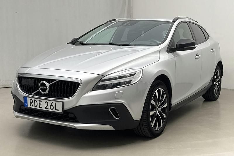 Silver Begagnad 2019 Volvo V40 CC Pro Kombi | 199 900 kr (Bra pris) - Bild 1/4