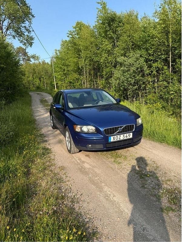 Blå Begagnad 2006 Volvo S40 Kinetic Sedan | 27 000 kr (Marknadspris) - Bild 1/4