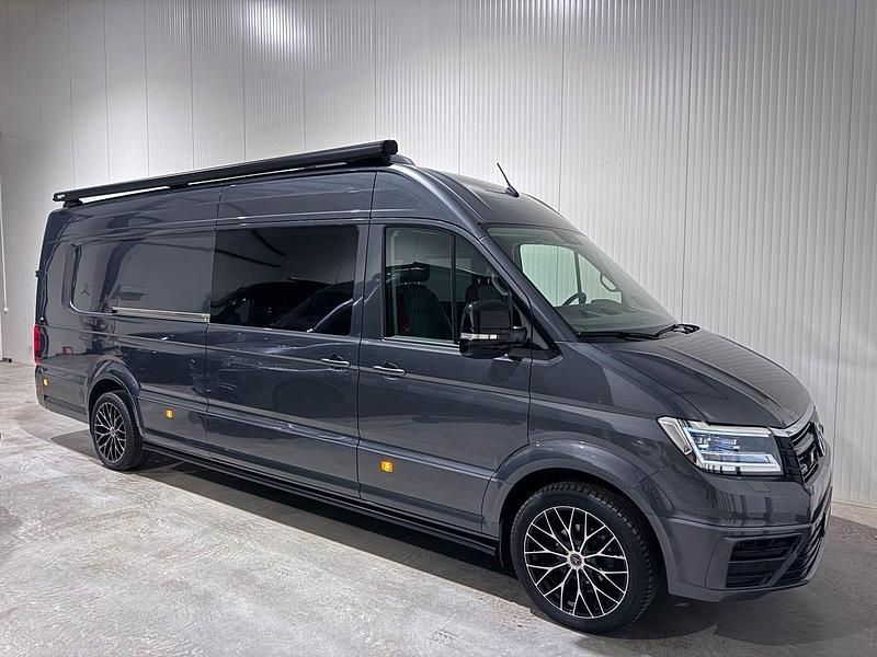 Grå Begagnad 2023 VW Crafter Van | 1 399 000 kr - Bild 1/4