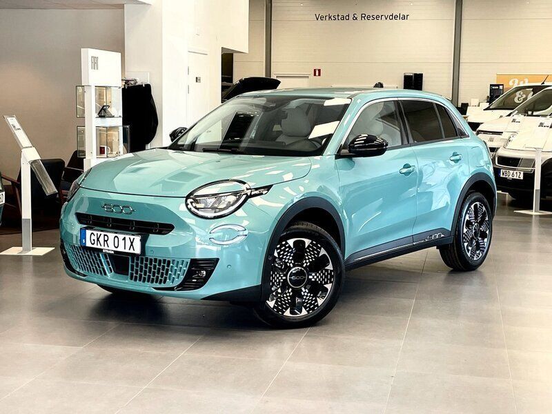 Blå Ny 2024 Fiat 600 La Prima SUV | 314 900 kr (Marknadspris) - Bild 1/4