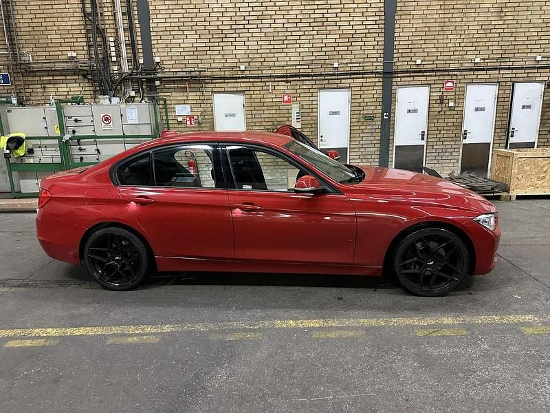 Röd Begagnad 2013 BMW 328 Sport Line Sedan | 150 000 kr (Marknadspris) - Bild 1/4