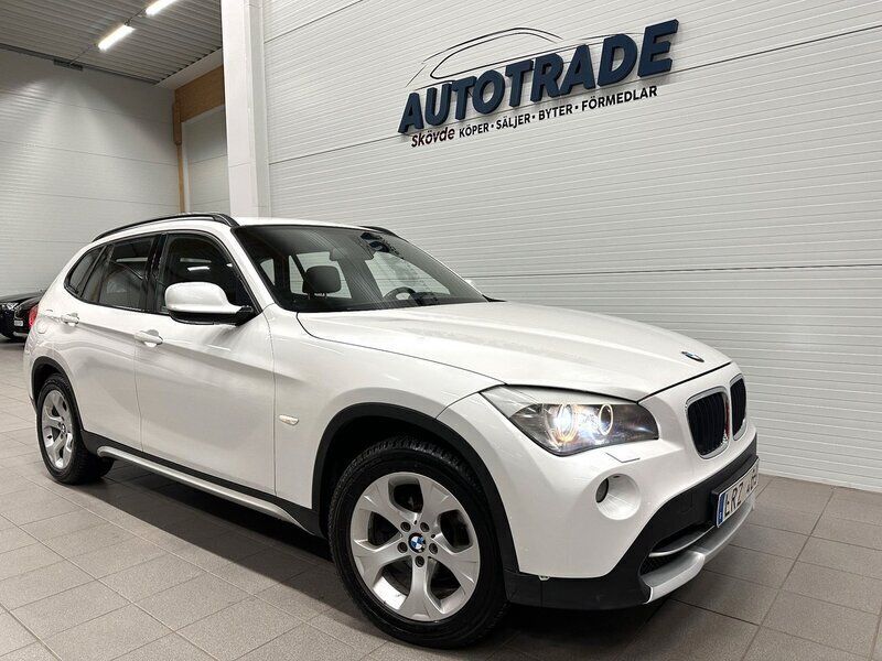 Vit Begagnad 2011 BMW X1 xLine SUV | 109 900 kr (Marknadspris) - Bild 1/4