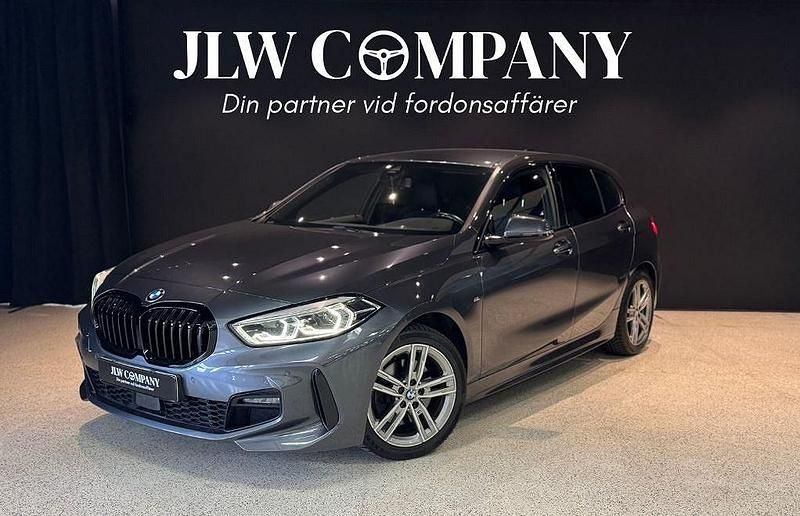 Begagnad 2021 BMW 118 Shadowline Halvkombi | 249 000 kr (Lite dyr) - Bild 1/4