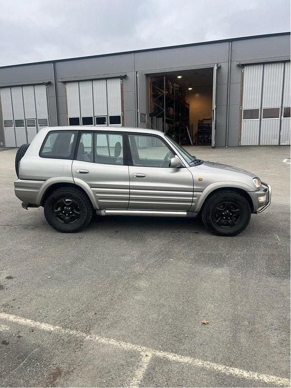 Silver Begagnad 2000 Toyota RAV4 SUV | 38 000 kr (Marknadspris) - Bild 1/4