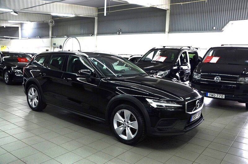 Svart Begagnad 2019 Volvo V60 CC Momentum Kombi | 219 900 kr (Lite dyr) - Bild 1/4