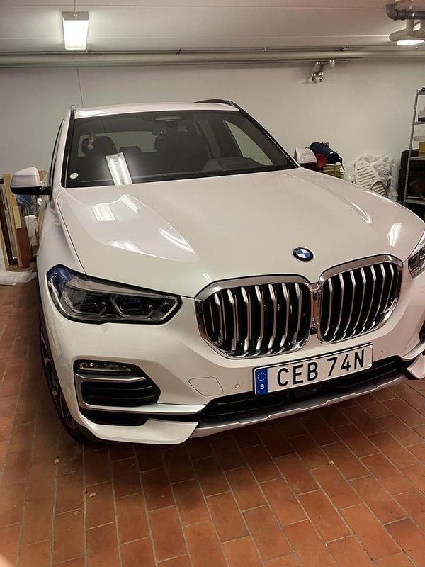 Vit Begagnad 2021 BMW X5 SUV | 675 000 kr (Marknadspris) - Bild 1/4