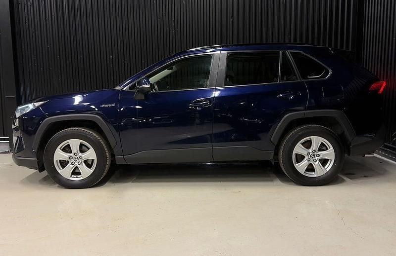 Begagnad Toyota RAV4 Hybrid Active 222 HK (163 kW) 2021 Blå SUV