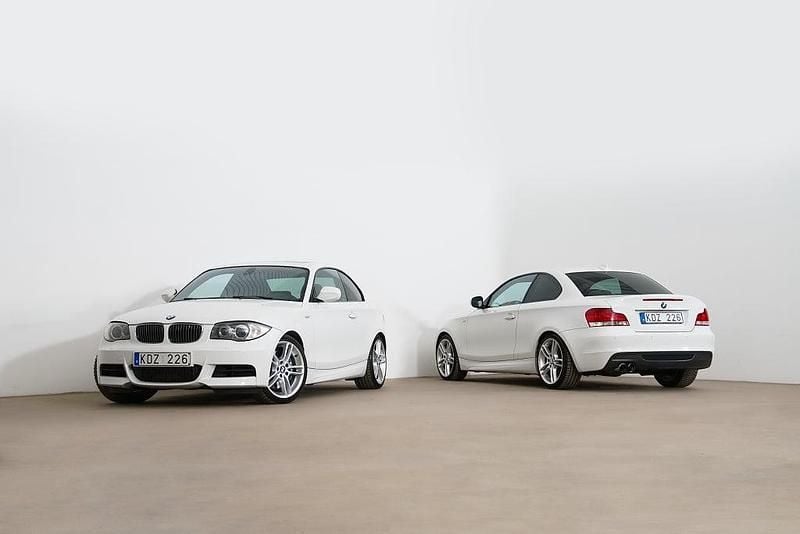 Vit Begagnad 2009 BMW 135 M Sport Halvkombi | 199 000 kr - Bild 1/4