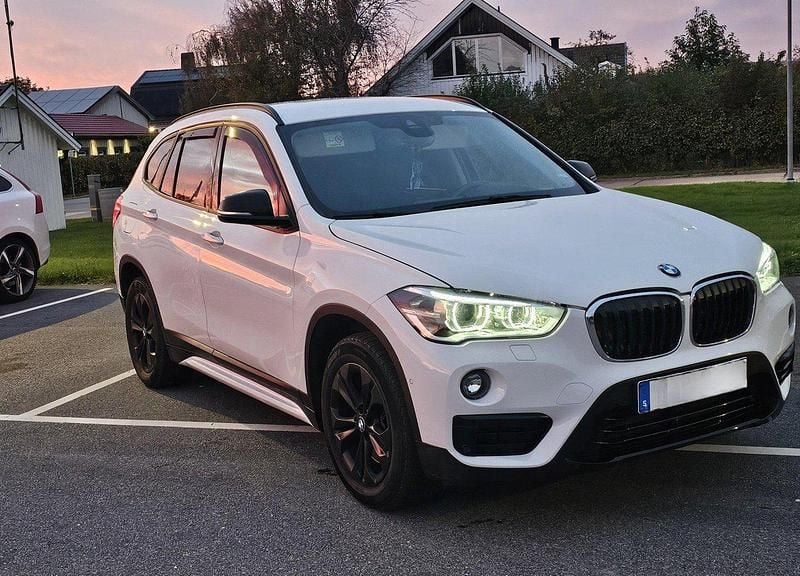Vit Begagnad 2018 BMW X1 Sport Line SUV | 199 500 kr (Bra pris) - Bild 1/4