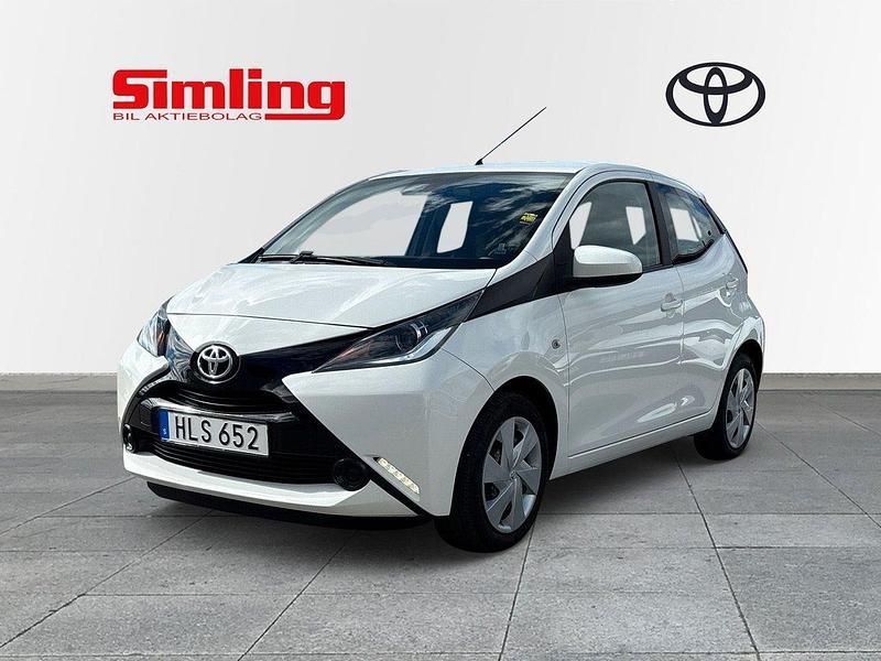 Vit Begagnad 2018 Toyota Aygo X-play Halvkombi | 99 900 kr (Lite dyr) - Bild 1/3