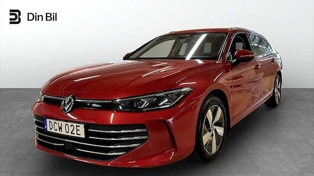 Röd Begagnad 2024 VW Passat Business Kombi | 364 000 kr (Marknadspris) - Bild 1/4