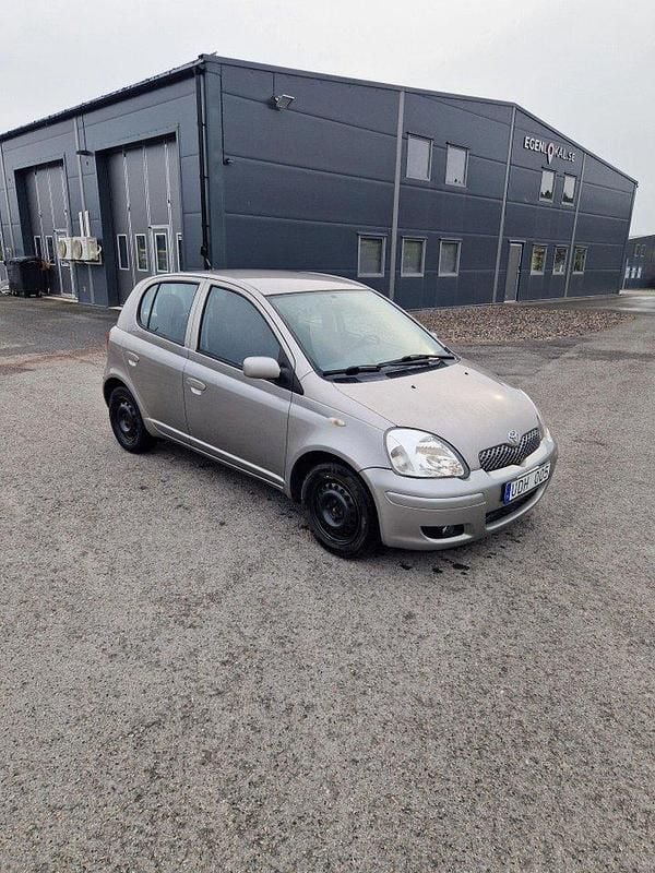 Grå Begagnad 2003 Toyota Yaris Halvkombi | 19 000 kr (Marknadspris) - Bild 1/4