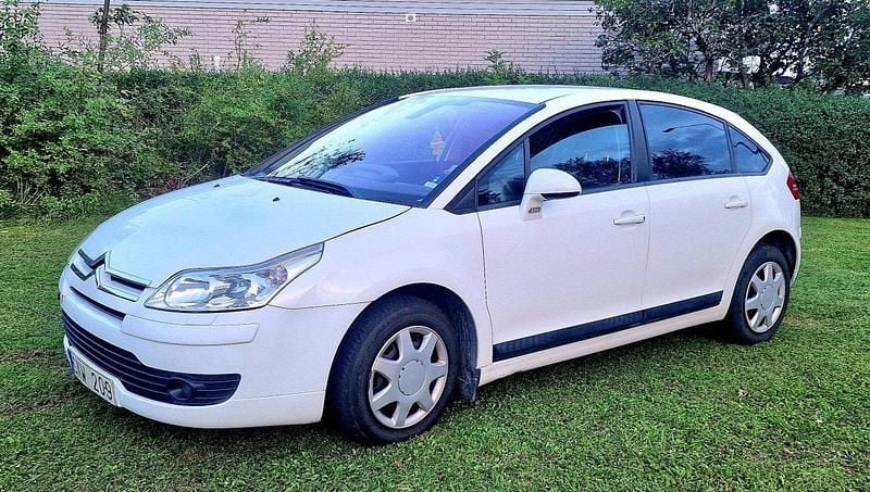 Vit Begagnad 2008 Citroën C4 Halvkombi | 16 000 kr (Marknadspris) - Bild 1/4
